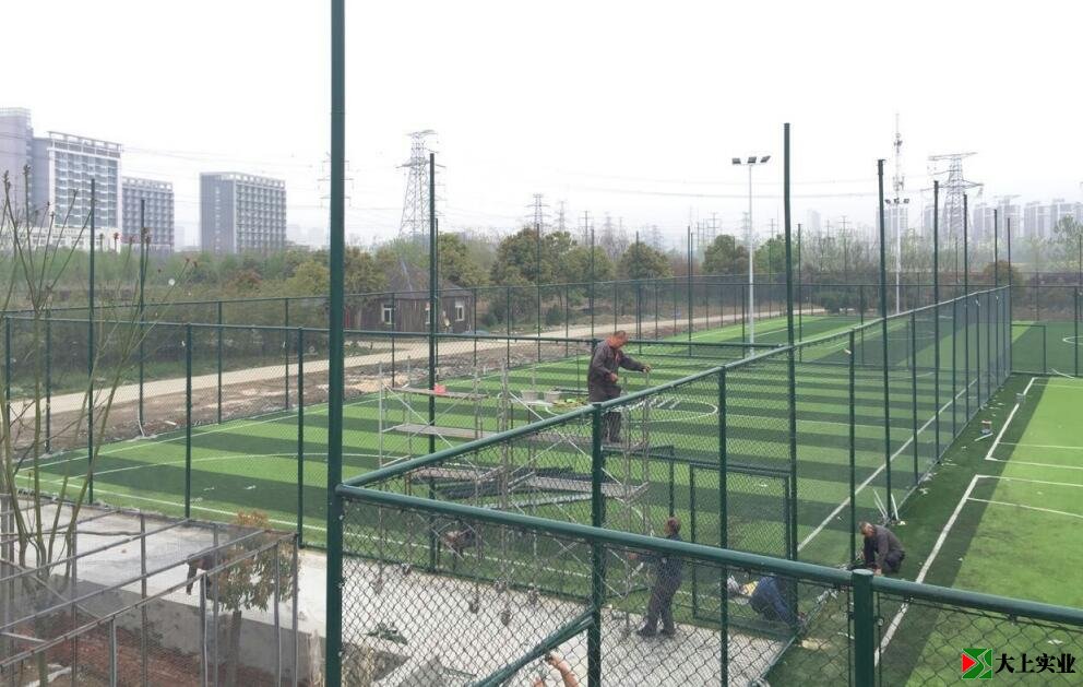 體育場(chǎng)圍網(wǎng)正在安裝