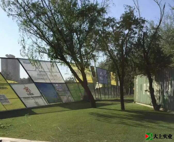 足球場的圍網(wǎng)被風吹倒