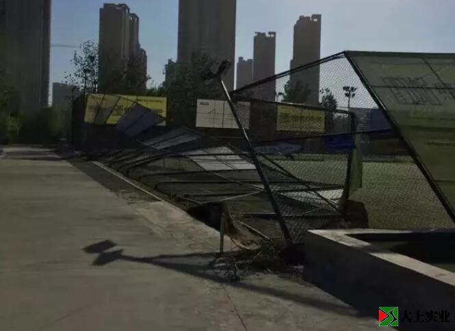 倒下的圍網(wǎng)