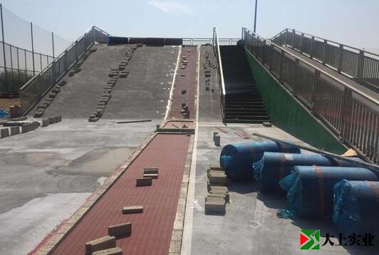 預制塑膠跑道鋪設(shè)中