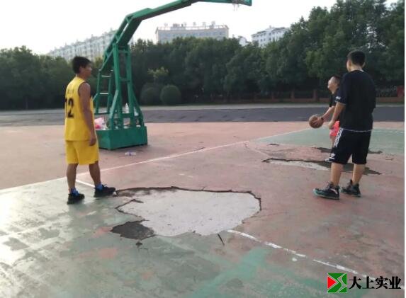 破損的籃球場(chǎng)