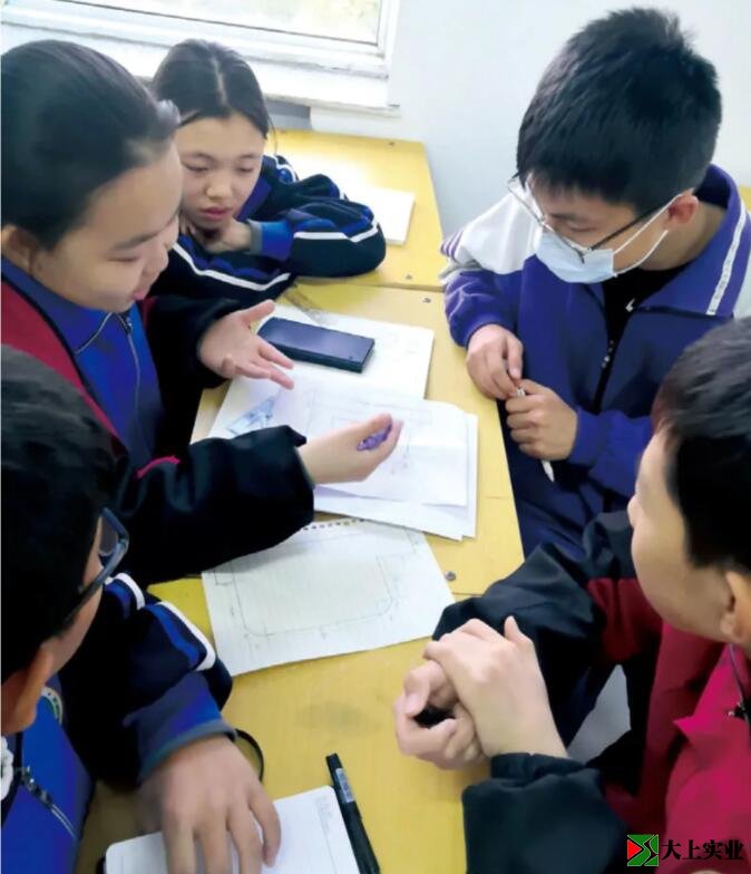 學(xué)生進(jìn)行價(jià)格對(duì)比