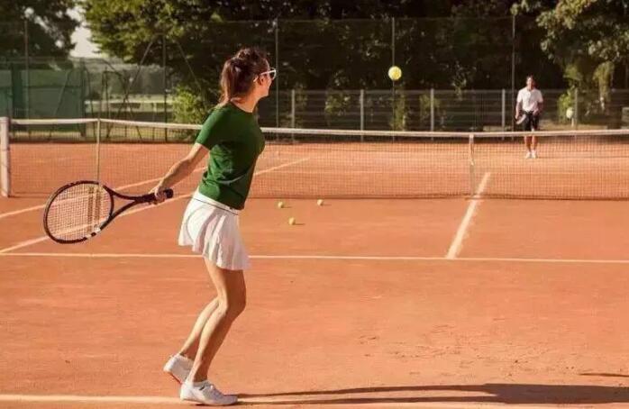 紅土網(wǎng)球場(chǎng)的特點(diǎn)