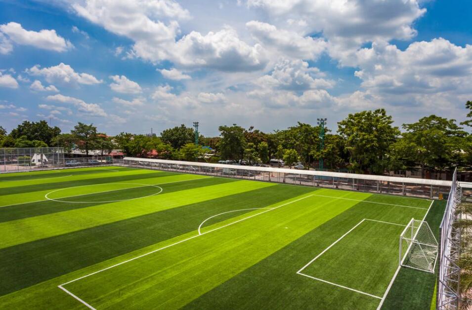 在學(xué)校建一個(gè)足球場需要多少錢？