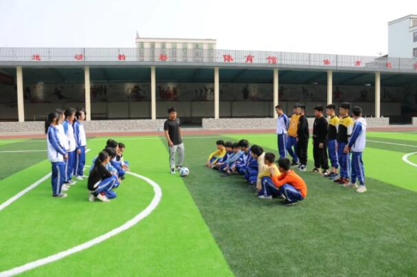 體育課上，老師正在示范足球要領(lǐng)