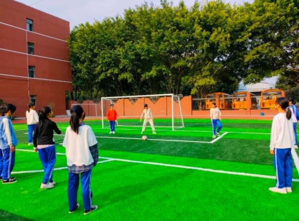 英姿颯爽的女同學(xué)也很棒！