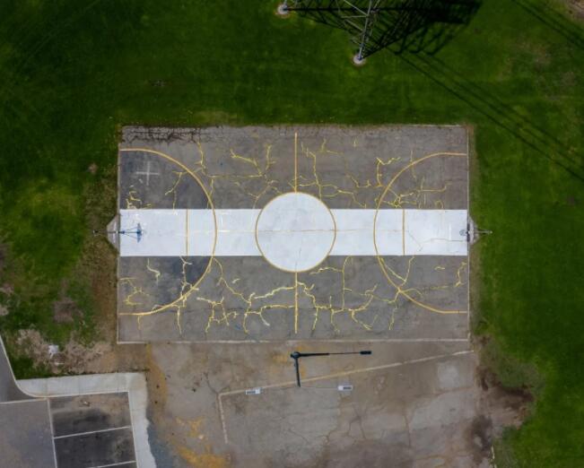 藝術(shù)家改造破舊籃球場，變得熠熠生輝