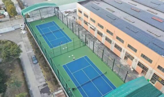 廠房改造網(wǎng)球場(chǎng)，還自帶移動(dòng)頂棚，雨天也能暢打網(wǎng)球啦