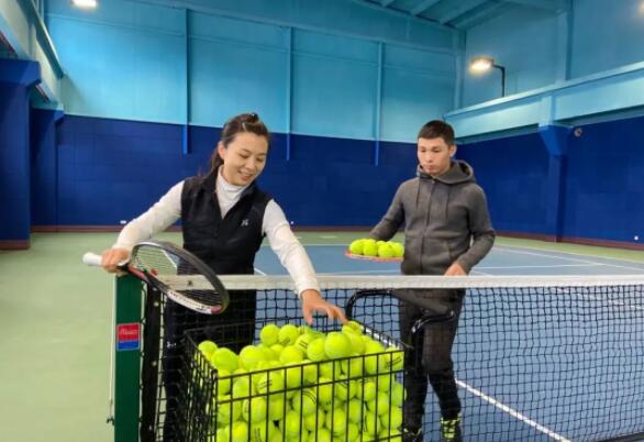 廠房改造網(wǎng)球場(chǎng)，還自帶移動(dòng)頂棚，雨天也能暢打網(wǎng)球啦