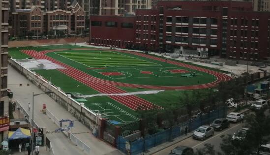 10天時間，一座學校塑膠跑道，建設完成