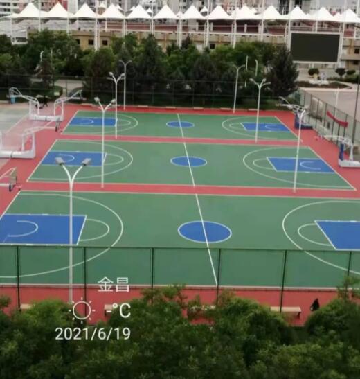 升級(jí)改造后的籃球場(chǎng)