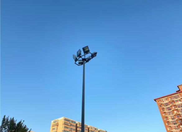 完善的照明系統(tǒng) 供同學(xué)們在晚上正常使用場地